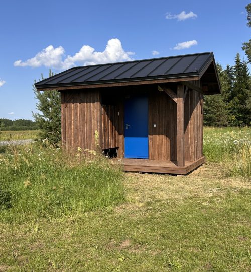 Kämpingute ühiskasutatav tualetruum Matsu talus, puhkus Peipsi järve lähedal